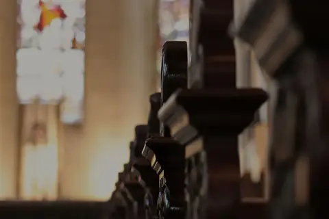 Ile trwa msza za zmarłego? Poznaj czas i tradycje pogrzebowe